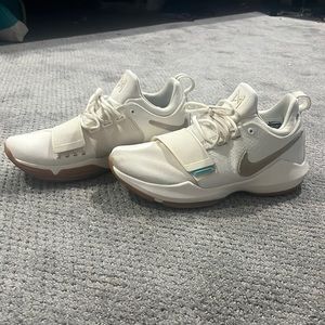 Nike pg1 ivory